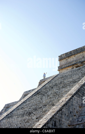 Präsident Felipe Calderon von Mexiko auf die Pyramide in Chichen Itza Stockfoto