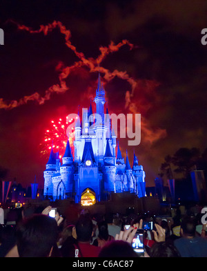 Feuerwerk explodieren über Cinderellas Schloss in Magic Kingdom, Disney World, Florida, während Licht-Show über die Burgmauern spielt Stockfoto