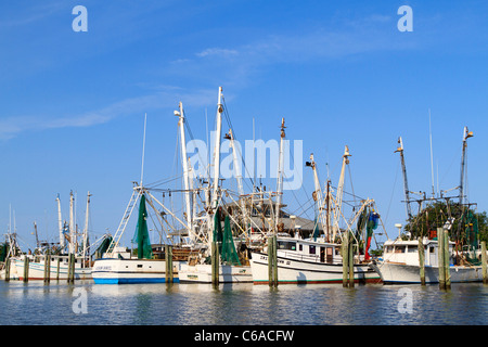 Angelboote/Fischerboote am Dock entlang Apalachicola River, Apalachola, Florida, USA. Kommerzielle Scipio Creek Marina. Stockfoto