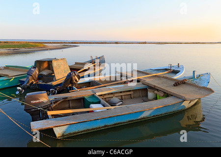 Kleine Austern-Angelboote/Fischerboote gefesselt am Ufer in der Abenddämmerung. Apalachacola, Florida. Hinweis-Regal für die Sortierung von Austern Stockfoto