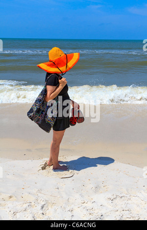 Frau genießt die "Zucker" Sand-Strand bei St. Joseph Peninsula State Park, Cape San Blas in den Panhandle von Florida, USA Stockfoto