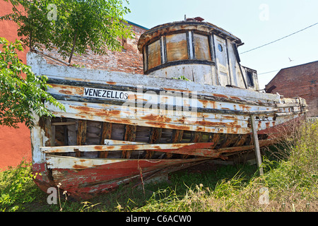 Alte griechische Trawler Fischerboot auf dem Display in einer Straße in Apalachicola, Florida Stockfoto