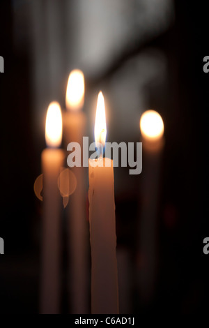 Kerzen leuchten in der Kirche. Geringe Schärfentiefe. Stockfoto