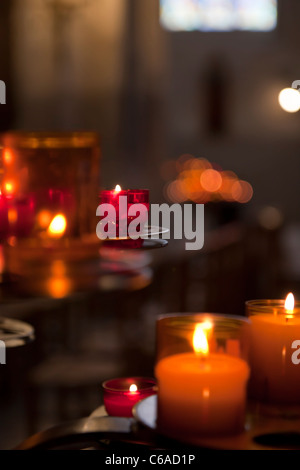 Glas Kerzen leuchten in einer Kirche. Geringe Schärfentiefe. Stockfoto