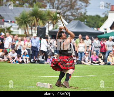 Konkurrenten im Wettbewerb mit einem Hammer werfen Wettbewerb (schottische stehend Stil) bei Brodick Highland Games, Isle of Arran Stockfoto