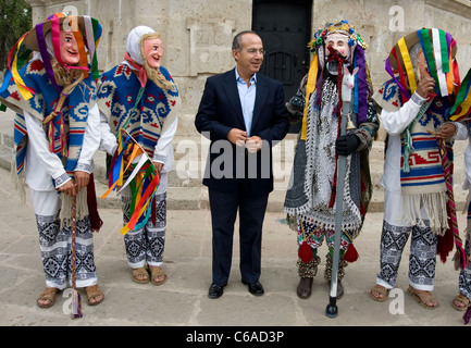 Präsident Felipe Calderon von Mexiko mit kostümierten Darstellern im Park in Morelia Stockfoto