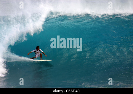 Lokalen Surfer surfen große Welle. Padang Padang, Bukit, Bali, Indonesien, Südostasien, Asien. Stockfoto