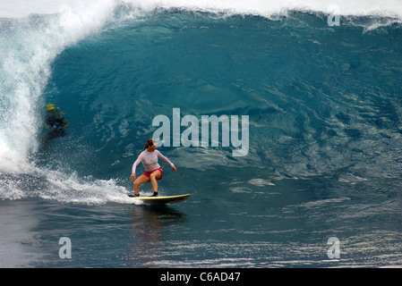 Frau surfen große Welle. Padang Padang, Halbinsel Bukit, Bali, Indonesien, Südostasien Stockfoto