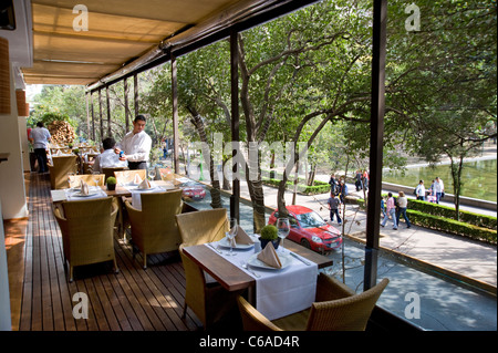 Terrasse des Restaurants mit Blick auf Lincoln Park in Mexiko-Stadt Stockfoto