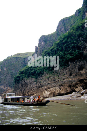 Schiffer führen Ausflugsboot auf Danning Fluss Nebenfluss des Jangtse-Flusses Stockfoto