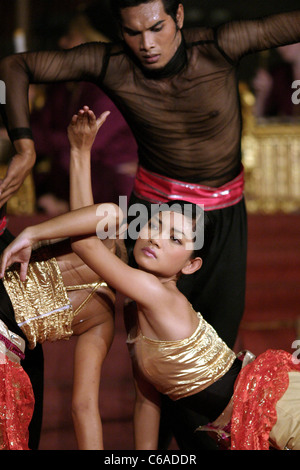 Balinesische Tänzerinnen zeitgenössischen Tanz während Bali Arts Festival. Stockfoto