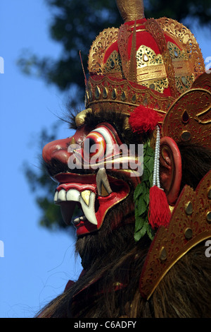 Darsteller in Barong-Maske während der Prozession des Bali Arts Festival. Denpasar, Bali, Indonesien, Südostasien, Asien Stockfoto