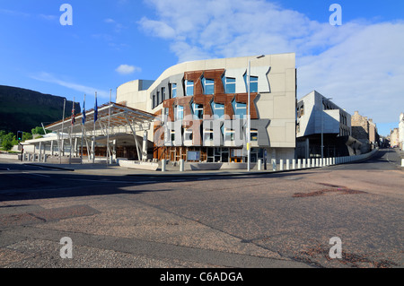 Schottisches Parlament vor dem Eingang mit einem Blick zurück in die Stadt von Edinburgh Schottland Stockfoto