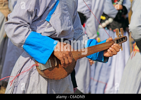 Yobin-Mann mit seiner klassischen Gitarre bei Namdapha Öko-Kultur-Festival, Miao, Arunachal Pradesh, Indien Stockfoto