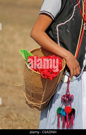 Yobin Stamm, Frau mit Blumen in einem Sportsitz im Namdapha Öko-Kultur-Festival, Miao, Arunachal Pradesh, Indien Stockfoto