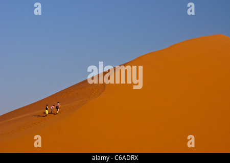 Menschen klettern Düne 45, Namib-Naukluft Park, Namibia Stockfoto