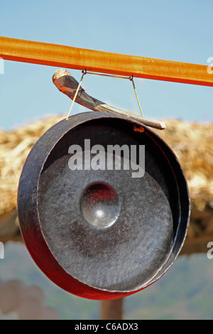 Gong ein traditionelles Musikinstrument im Namdapha Öko-Kultur-Festival, Miao, Arunachal Pradesh, Indien Stockfoto