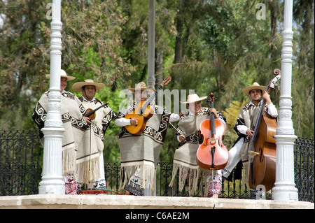 Musiker in mexikanischen Tracht im Park in Morelia, Mexiko Stockfoto