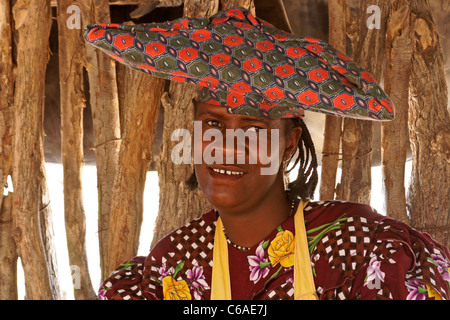 Herero-Frau in traditioneller Kleidung, Damaraland, Namibia Stockfoto