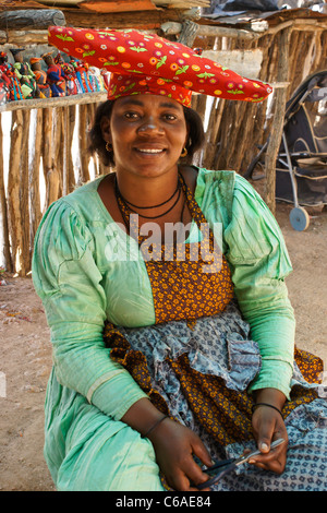 Herero-Frau in traditioneller Kleidung, Damaraland, Namibia Stockfoto