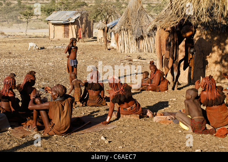 Himbas in ihrem Dorf in der Nähe von Opuwo, Namibia Stockfoto