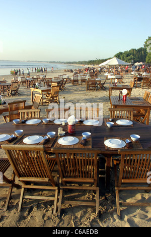 Meeresfrüchte-Restaurant-Tische am Strand von Jimbaran Bay. Stockfoto