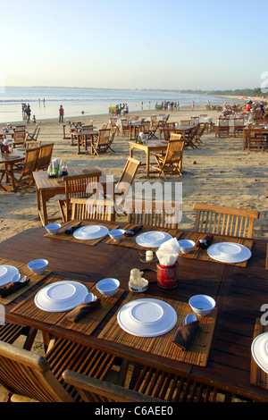 Meeresfrüchte-Restaurant-Tische am Strand von Jimbaran Bay, Bali Stockfoto