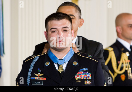 Präsident Barack Obama vergibt die Medal Of Honor an Sergeant First Class Leroy Petry. Stockfoto