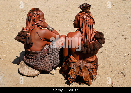 Himba-Frauen in der Nähe von Opuwo, Namibia Stockfoto