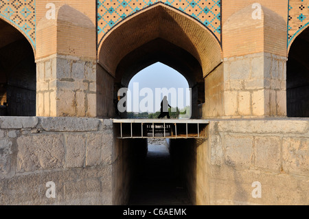 Eine Frau zu Fuß auf Khaju-Brücke, Isfahan Iran. Stockfoto