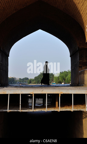Eine iranische Frau zu Fuß in die Öffentlichkeit tragen Chadar, Isfahan Iran. Stockfoto