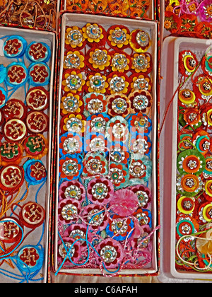 Rakhi für Raksha Bandhan auf dem Marktplatz, Indien Stockfoto