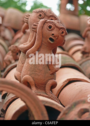 Dachs von Tribal House in Terrakotta gemacht in einem Museum, Madhya Pradesh, Indien Stockfoto