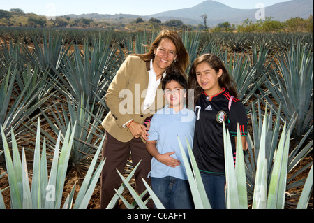 Präsident Calderon Familie Pose für ein Foto in Agave Plantage Stockfoto