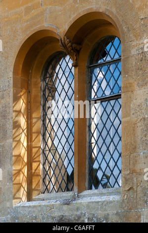 Gewölbte Kirchenfenster in der St. Mary's Church, Batsford, Cotswolds, England Stockfoto