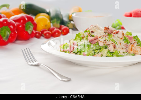 klassischen Caesar Salat serviert mit Gazpacho Suppe, gesunde Mahlzeit, mehr DELICIOUS FOOD ON PORTFOLIO Stockfoto