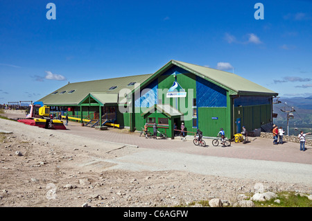 Biker und Besucher Nevis Range Gondelbahn Bergstation auf Berg Aonach Mor Stockfoto