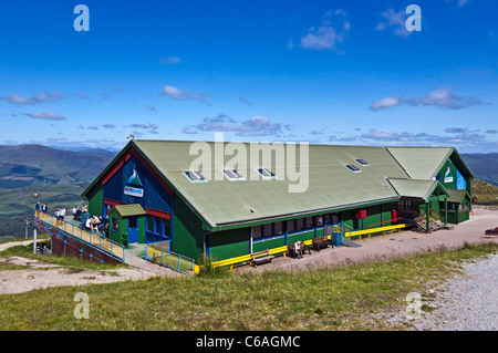 Besucher genießen Sommersonne Nevis Range Gondelbahn Bergstation auf Berg Aonach Mor in der Nähe von Fort William Scotland Stockfoto