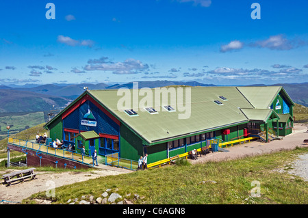 Besucher genießen Sommersonne Nevis Range Gondelbahn Bergstation auf Berg Aonach Mor in der Nähe von Fort William Scotland Stockfoto