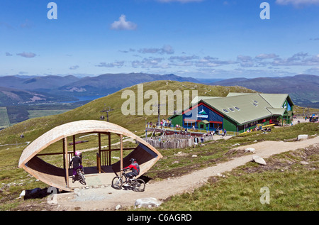 Biker, die Vorbereitung, Off Beat bergab steigen verfolgen Nevis Range Bergstation auf Aonach Mor Berg in der Nähe von Fort William Scotland Stockfoto