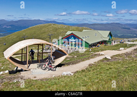 Biker, die Vorbereitung, Off Beat bergab steigen verfolgen Nevis Range Bergstation auf Aonach Mor Berg in der Nähe von Fort William Scotland Stockfoto