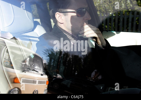 Eine John Terry Lockvogel Look-a-Like John Terry Haus in sein Auto und Köpfe an den Chelsea Fußball training Boden verlässt und dann Stockfoto