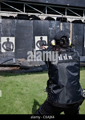 Frau Gewehr. Thailand bewaffnete paramilitärische Frauen in einer Schusswaffenzielweite. Stockfoto