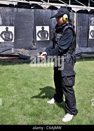 Frau Gewehr. Thailand bewaffnete paramilitärische Frauen in einer Schusswaffenzielweite. Stockfoto