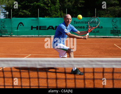 Tennis-Spieler in Aktion am Netz Stockfoto