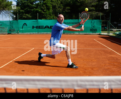 Tennis-Spieler in Aktion am Netz Stockfoto