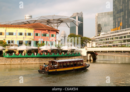 Clarke Quay und den Singapore River gesehen aus Riverside, Singapur Stockfoto