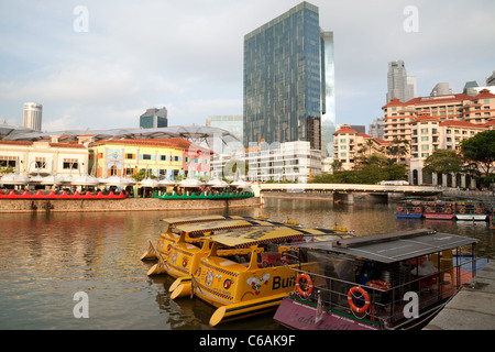 Clarke Quay und den Singapore River gesehen aus Riverside, Singapur Stockfoto