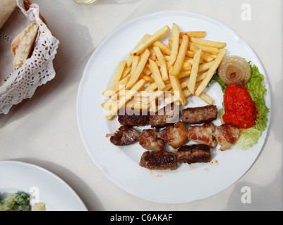 Traditionelle kroatische Gerichte serviert Cevapcici im Ma Ni Restaurant in Umag, Kroatien, Stockfoto