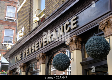 Die Ausdauer-Pub-Bar in Lamb es Conduit Street, Holborn, London, England Stockfoto